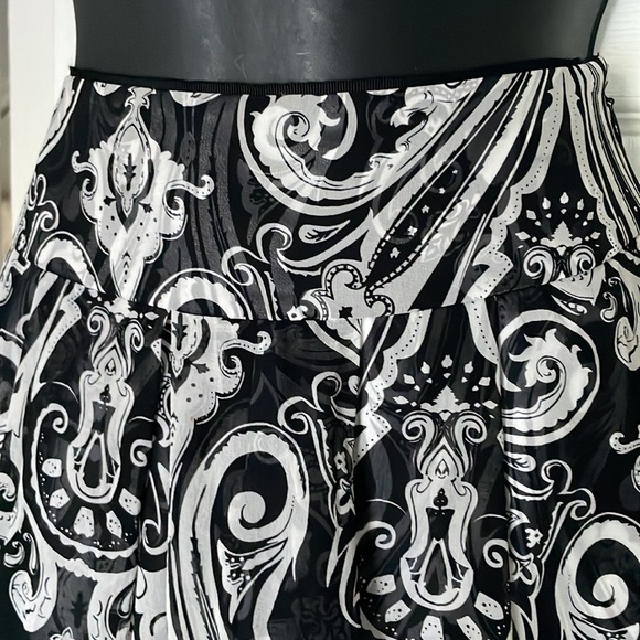 White House Black Market Black and White Paisley Bubble Hem Skirt - Picture 2 of 3